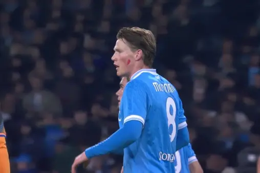 [Highlights] McTominay's unmarked long-range shot from the edge of the box sails over the bar after failing to control it