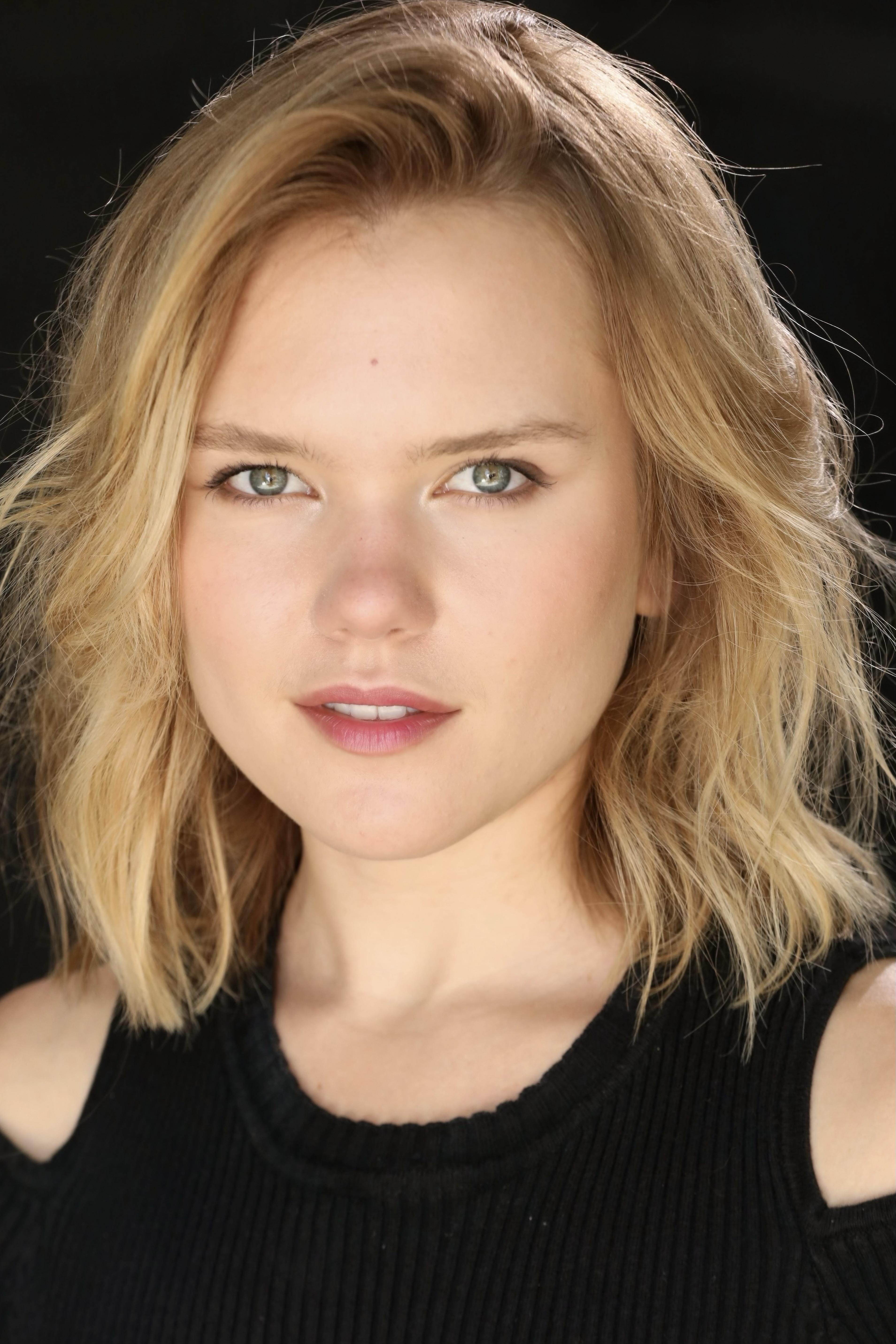 actor Claire Milligan large photo