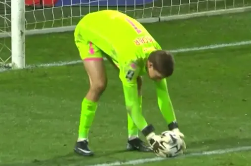 [Highlights] Arok creates penalty, Del Castillo's spot-kick saved by Fischer