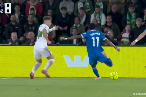 [Highlights] Rodrygo's sharp angled shot parried away by Peña with two fists