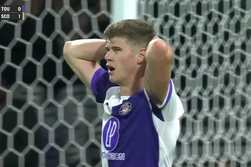 [Highlights] Cresswell heads teammate's cross towards goal, Koffee makes a diving save