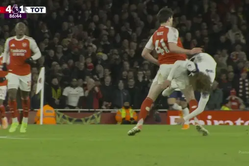 [Highlights] Additional action causes conflict! Rice brings down Simmons and gets a yellow card