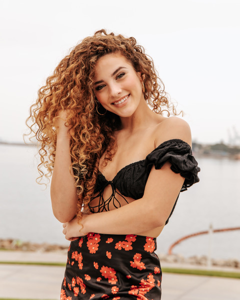 actor Sofie Dossi large photo