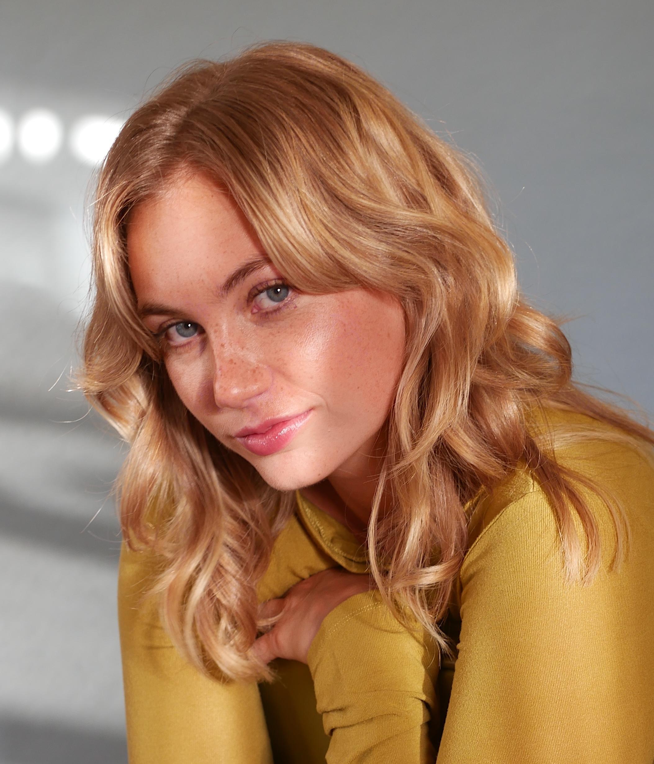 actor Isabelle Gillette large photo