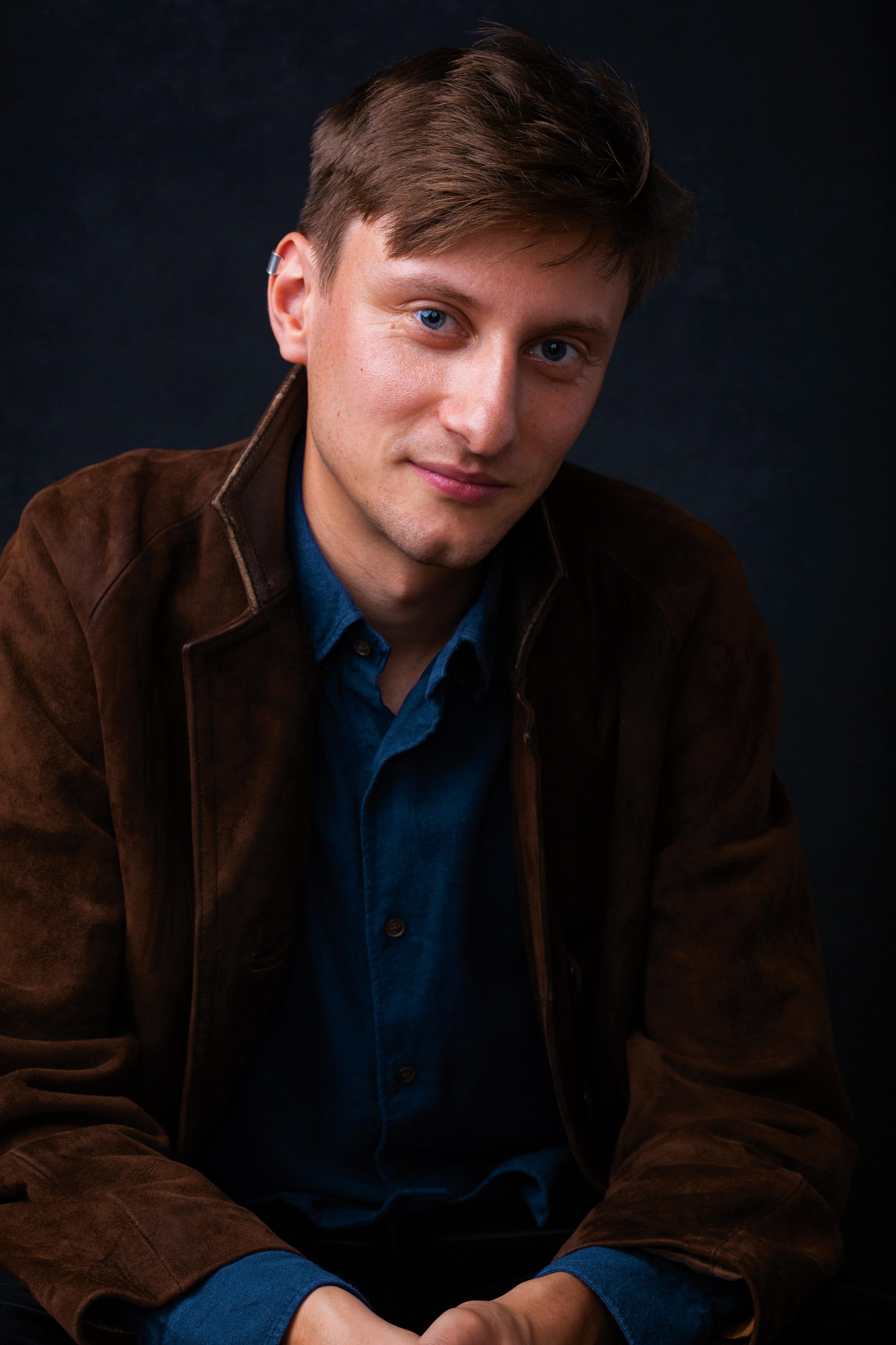 actor Leo Geyer large photo