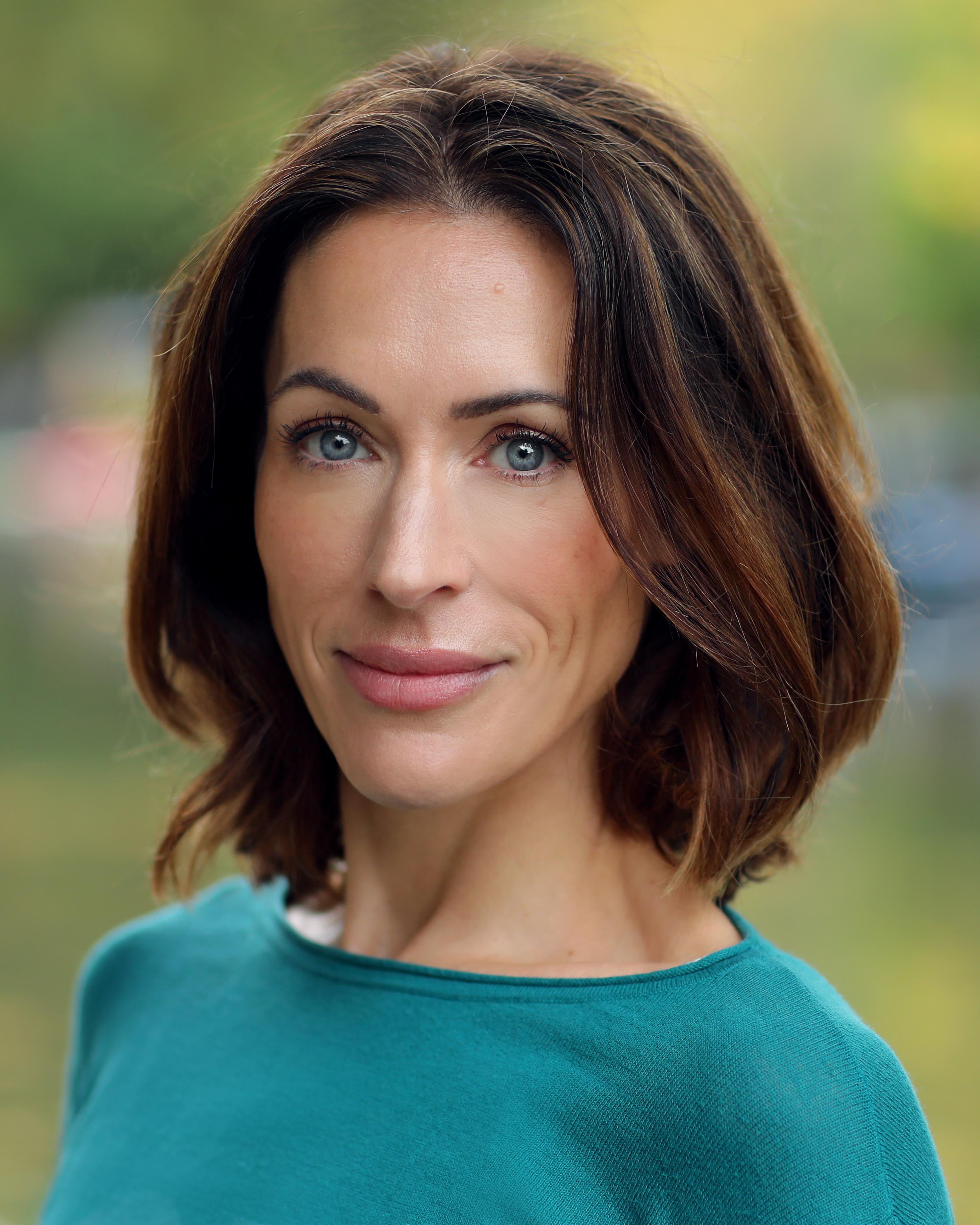 actor Jennifer Biddall large photo