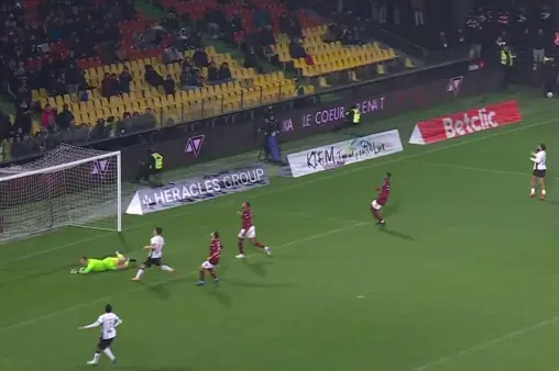 [Highlights] Near own goal! Metz defender's clearance hits own crossbar and bounces out