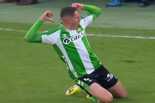 [Goal] Substitute makes an impact! Altimira unmarked at the far post, blasts home