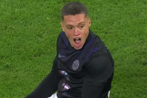 [Goal] Sideline mortar! Hidalgo heads home a long throw-in for a late equalizer