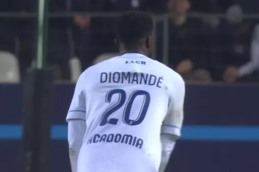 [Goal] Goal-scoring center-back! Diomande's header bounces into the net to level the score