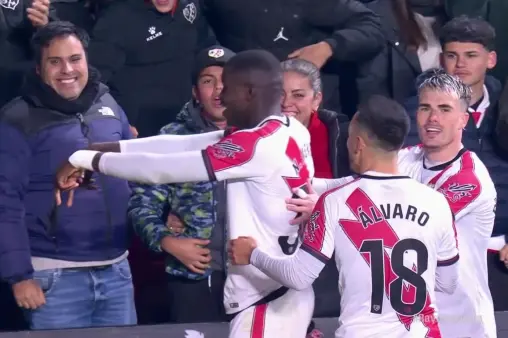 [Goal] Flawless corner kick routine! N'Golo Mendy flicks header to break the deadlock