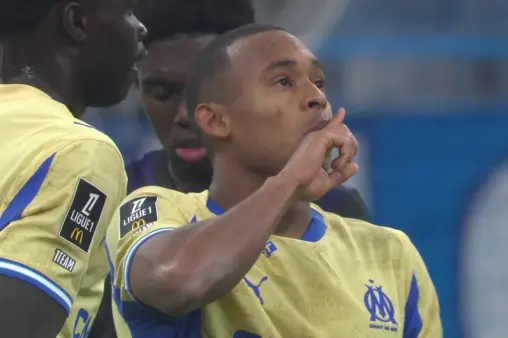 [Goal] Long ball forward! Pai Shang rounds the goalkeeper and easily slots into an empty net