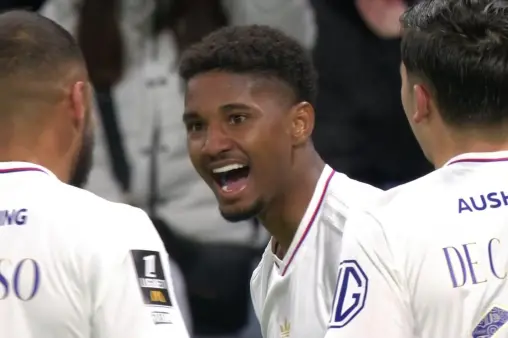 [Goal] Finally breaks the drought! Morton's narrow-angle shot hits the post, Abner reacts quickly to score with a far-post tap-in