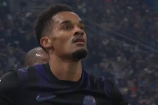 [Goal] Overtaking on the bend! Emerson cuts into the middle and shoots, the ball hits the post and goes in