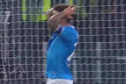 [Highlights] So close! Di Lorenzo makes a right-wing run and flicks a shot, ball slides wide of the post