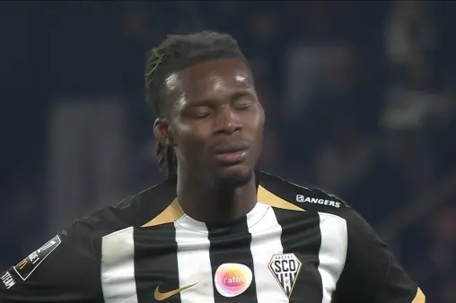 [Highlights] Peter fouled in the box, referee awards penalty then VAR intervenes to cancel it