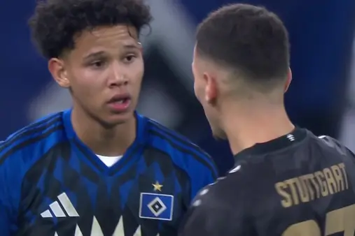 [Red Card] Down to 10 men! Leesing Ra莱西特 (Note: The name '勒辛-莱莱西特' may need to be verified for the correct English spelling. If '勒辛-莱莱西特' is a specific player's name with a standard English translation, it should be used here. For example, if it's 'Lecsin 