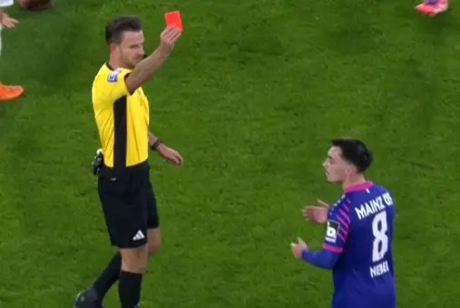[Red Card] Misfortune never comes alone! Neymar's studs-up challenge on Lienhart results in red card