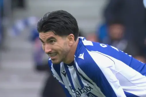 [Goal] Pull one back! Takefusa Kubo splits the ball, Marcos Llorente strikes from the spot and scores