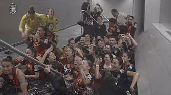 Celebración en la piscina del vestuario de la Selección para festejar la Nations League | 🔴 SEFUTBOL