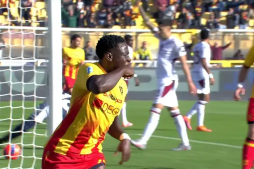 [Goal] Extend the lead! Banda scores an empty net with a tap-in in the box