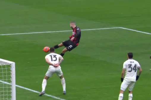 [Highlights] Saelemaekers jumps to cross for Pavlovic, whose shot is blocked by the goalkeeper