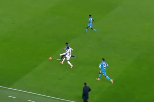 [Highlights] Trying to replicate Bale's iconic moment! David's nutmeg followed by a clearance