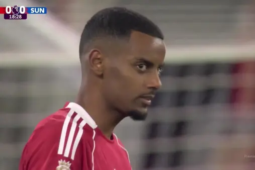 [Highlights] Eager to end goal drought! Isak attempts long-range shot from outside the box, misses into the crowd