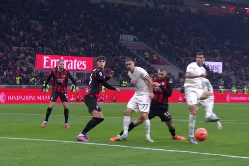 Pavlovic suspected of handball, referee reviews and awards Lazio a penalty in the box