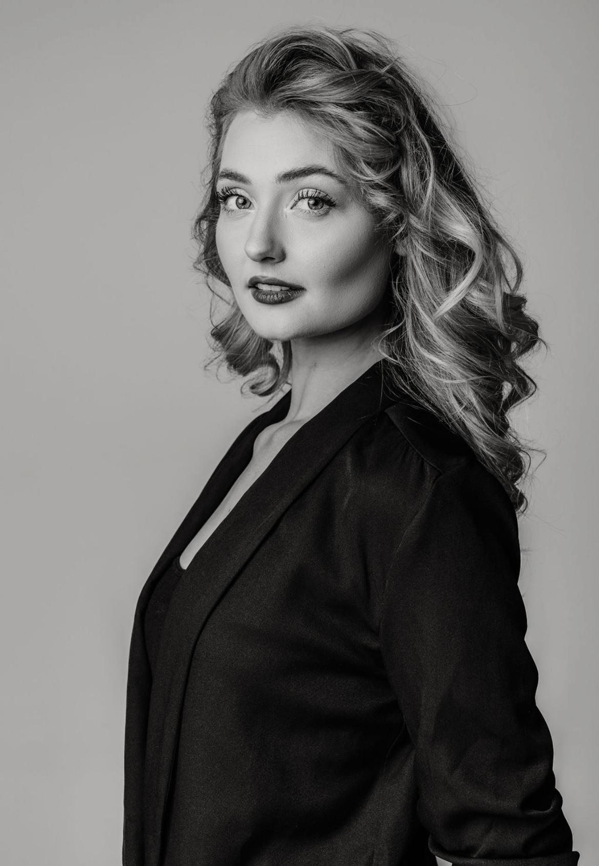 actor Aimee Botes large photo