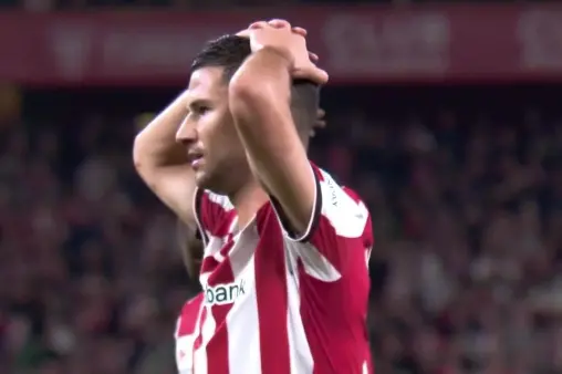 [Highlights] Guruzeta's left-footed drive to the near post saved by Courtois