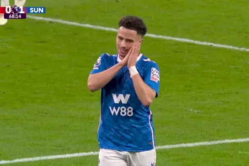 [Goal] Breaks the deadlock! Taleb's long-range shot takes a deflection off Van Dijk and into the net