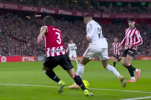 [Highlights] Early scare! Mbappé cuts inside from the byline, shot saved by the goalkeeper
