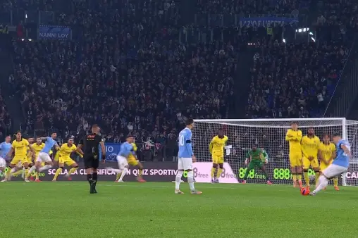 [Highlights] Basić's direct free-kick effort, ball doesn't dip much and goes over the crossbar