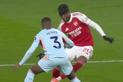 [Highlights] Agile footwork! Madueke shows off skills, creates space but shot saved