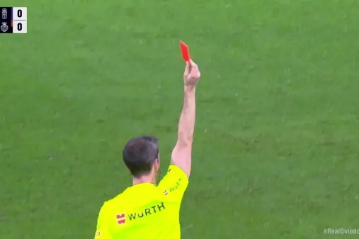 [Red Card] Can't keep up! Referee reviews via VAR, upgrades Cazorla's yellow card to red