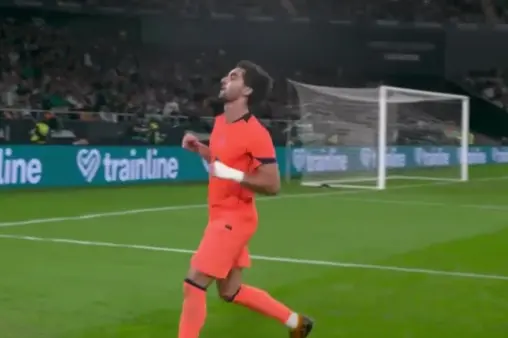 [Goal] Hat-trick in the first half! Ferran's long-range shot from the top of the box takes a deflection off a defender and goes in