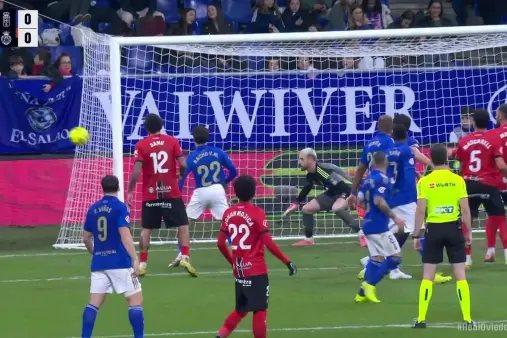 [Highlights] So close! Raillo leaps high, header bounces off the ground and drifts wide of the post