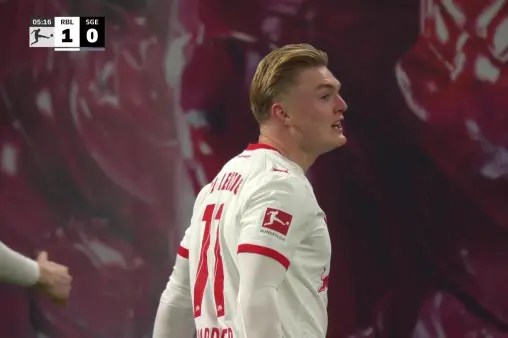 [Goal] Dream start! Hade's header dinks over the goalkeeper for his first Bundesliga goal