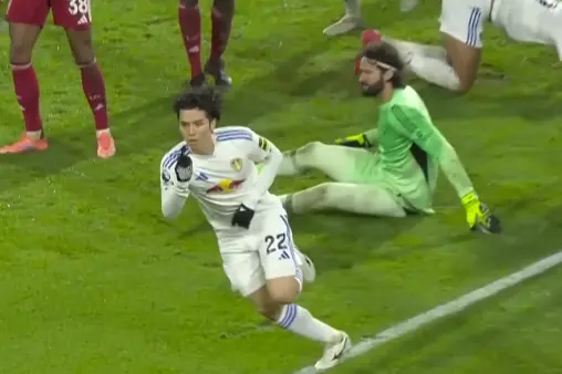 [Goal] There's still a script! Hiroki Tanaka volleys home from the back post off a corner to equalize late