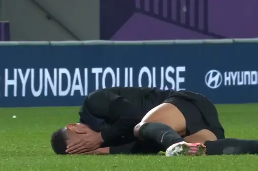 [Highlights] Ouch! Emerson and Moreira clash for aerial ball, both go down in pain