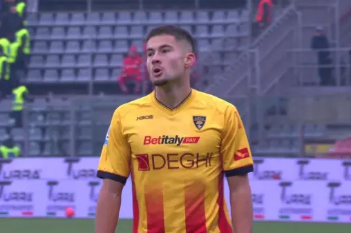 [Highlights] Mergim Berisha controls the ball and attempts a chip shot, saved by the goalkeeper