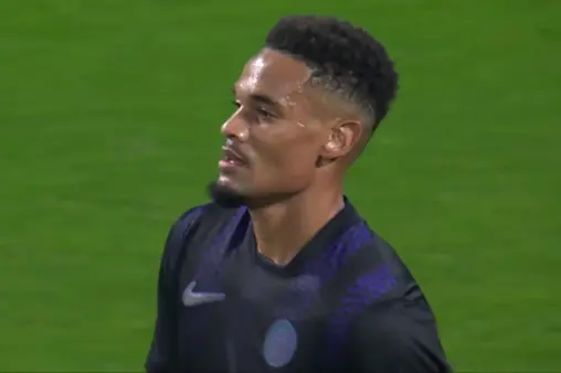 [Goal] Strasbourg defensive error gifts chance, Emerson scores with two successive shots in front of goal