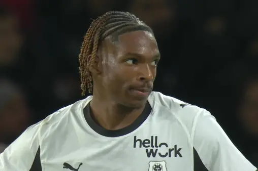 [Red Card] Adding insult to injury! Yake steps on Ramos' heel and is sent off with a red card