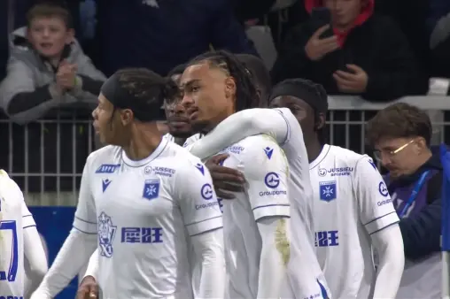 [Goal] Extend the lead! Auxerre's consecutive one-touch passes, Azouz finishes with a push shot