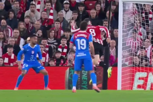 [Highlights] Powerful! Sangante meets cross in box with header, wide of target