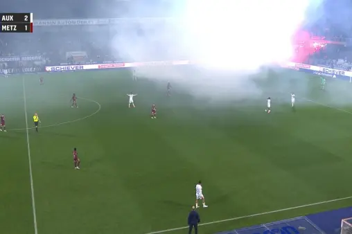 [Highlights] Poor visibility! Smoke and flashes on the stadium stands