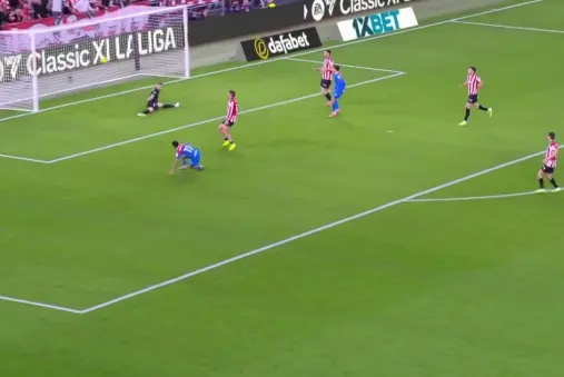 [Highlights] Almada's volley at the far post saved by Unai Simon with a quick dive