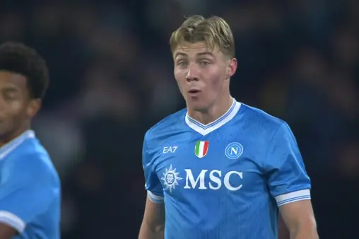 [Goal] Brace! McKennie's own assist, Hojlund taps in at the front