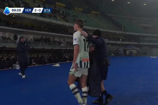 [Highlights] Unhappy with being substituted while trailing! De Ketelaere slams down his down jacket when leaving the pitch